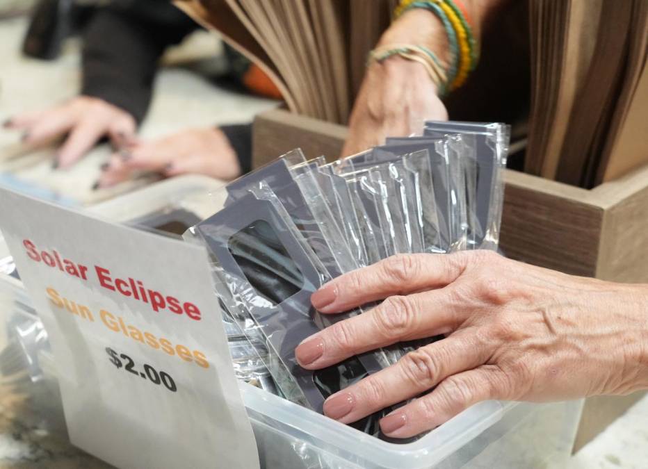 Estadounidenses listos para el eclipse anular este sábado