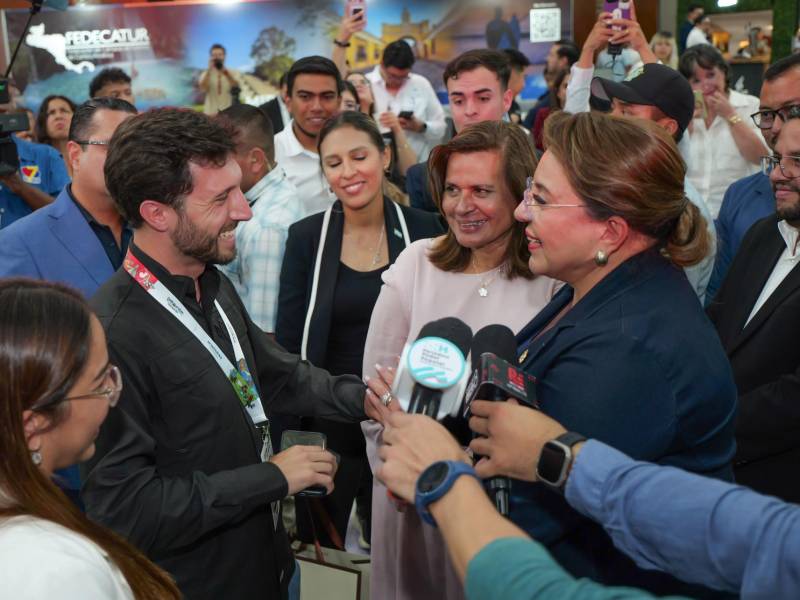 La presidenta Xiomara Castro recorrió los stands de El Salvador, Guatemala, Belice y, por supuesto, Honduras.