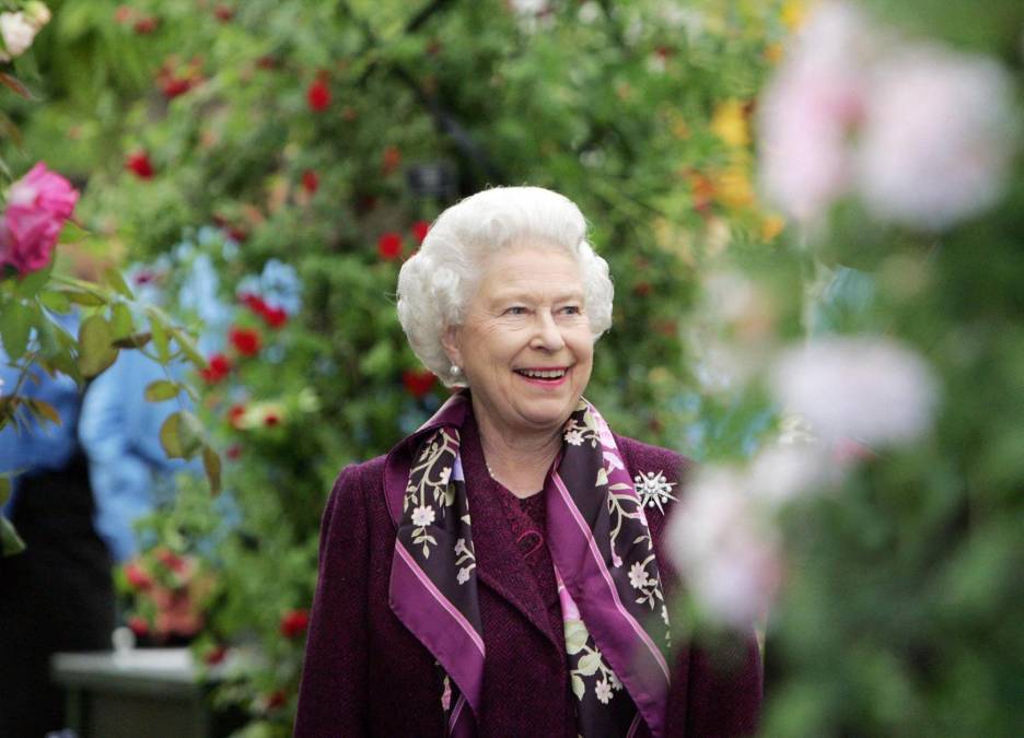 No tenía pasaporte, era dueña de todos los cisnes y celebraba dos cumpleaños: Los privilegios que tenía la reina Isabel II