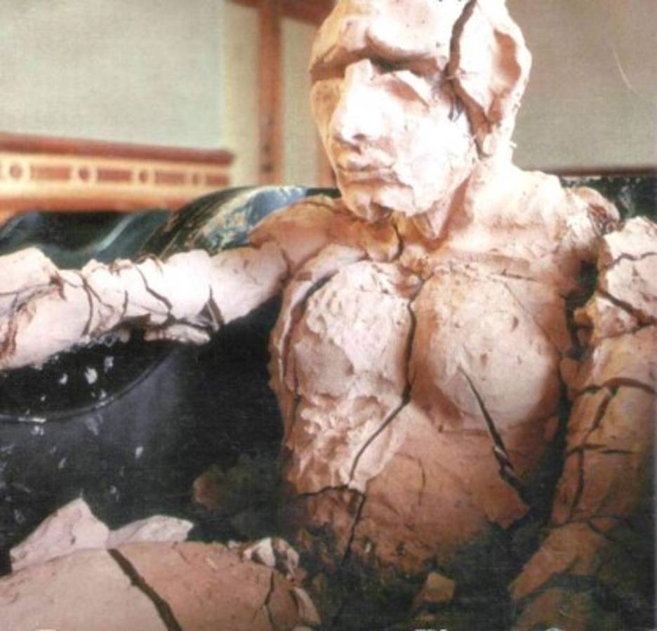 “La conferencia”, de Jacob Grádiz. Tuvo la osadía (poco común ahora) de hacer esta obra en un lugar prohibido de la antigua Casa Presidencial, pero el artista se sostuvo y nos ofrece a un político cuya personalidad se resquebraja y disuelve en el poder.