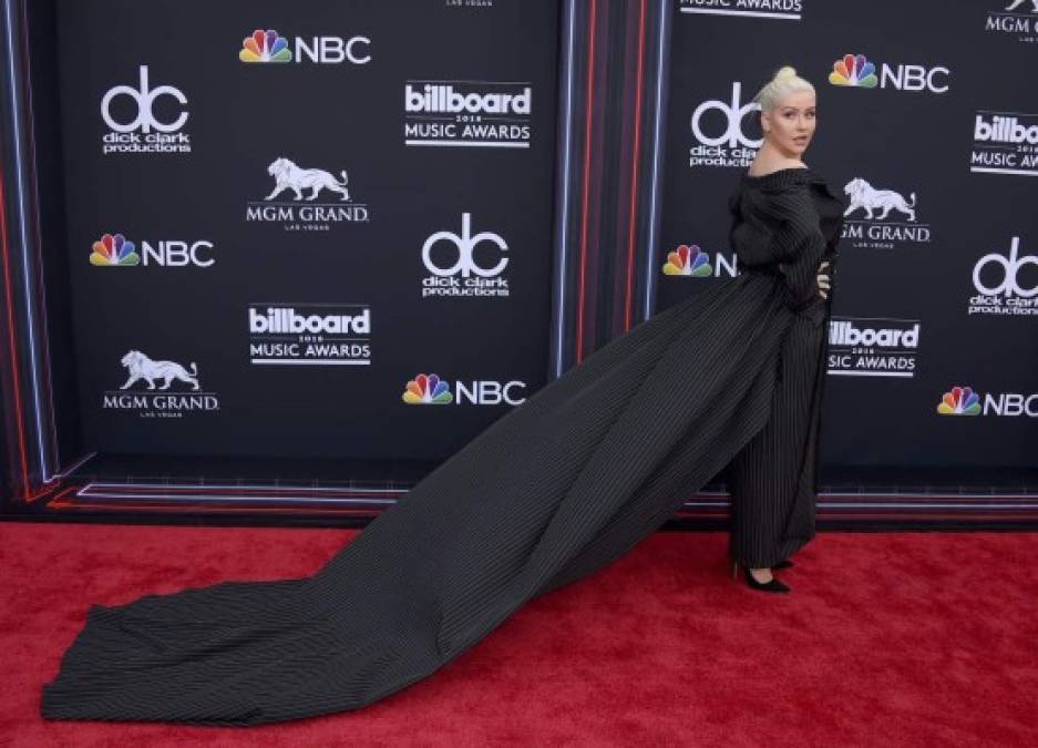 Los extravagantes vestidos de las famosas en la alfombra roja de los premios Billboard 2018