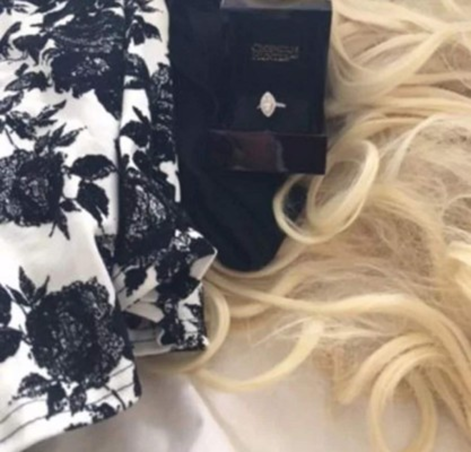 La peluca rubia y el vestido que le descubrió a su novio. Foto eBay