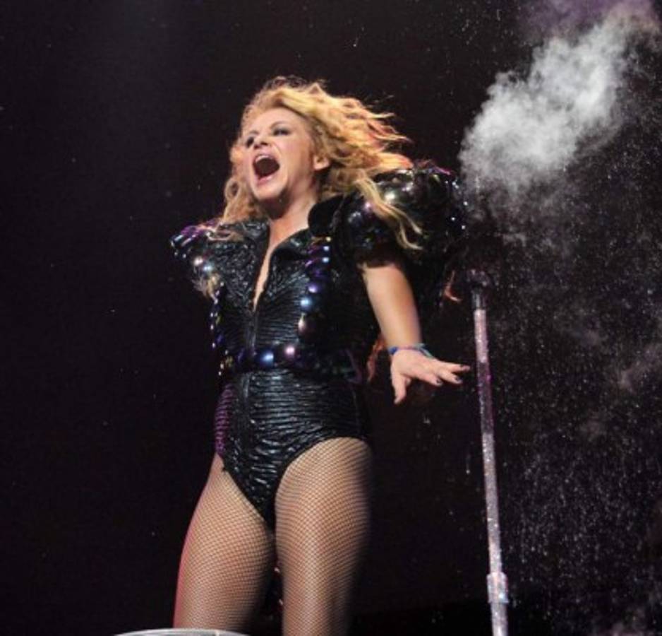 Paulina Rubio: Le falla el vestuario y muestra entrepierna