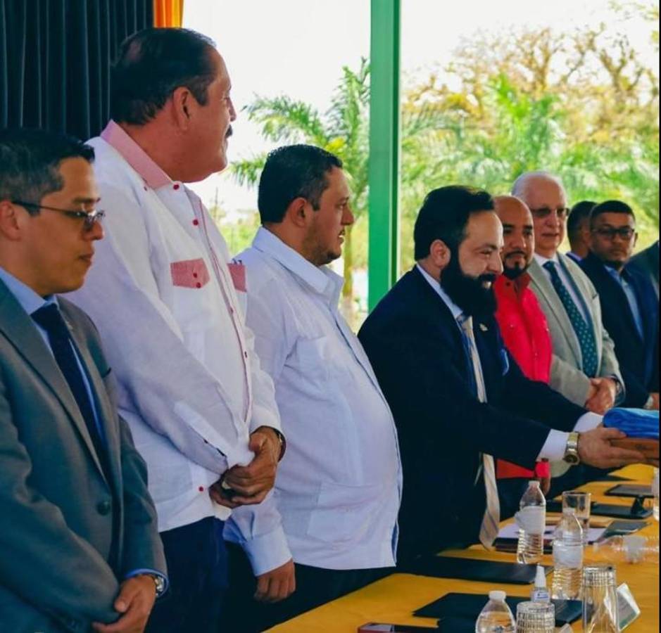 Odir Fernández -el primero a la izquierda-, uno de los miembros de la Junta de Proponentes, junto a Carlos Zelaya. Fernández, tras dejar el cargo de interventor en la Universidad de Agricultura de Catacamas, propuso se aprobara una ley de extradición.