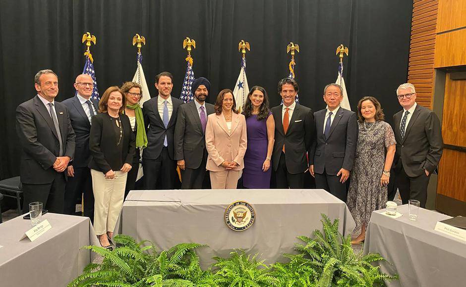 Vicepresidenta de EEUU, Kamala Harris, junto a representantes de las 10 empresas y organizaciones que se convierten en miembros del Partnership for Central America.