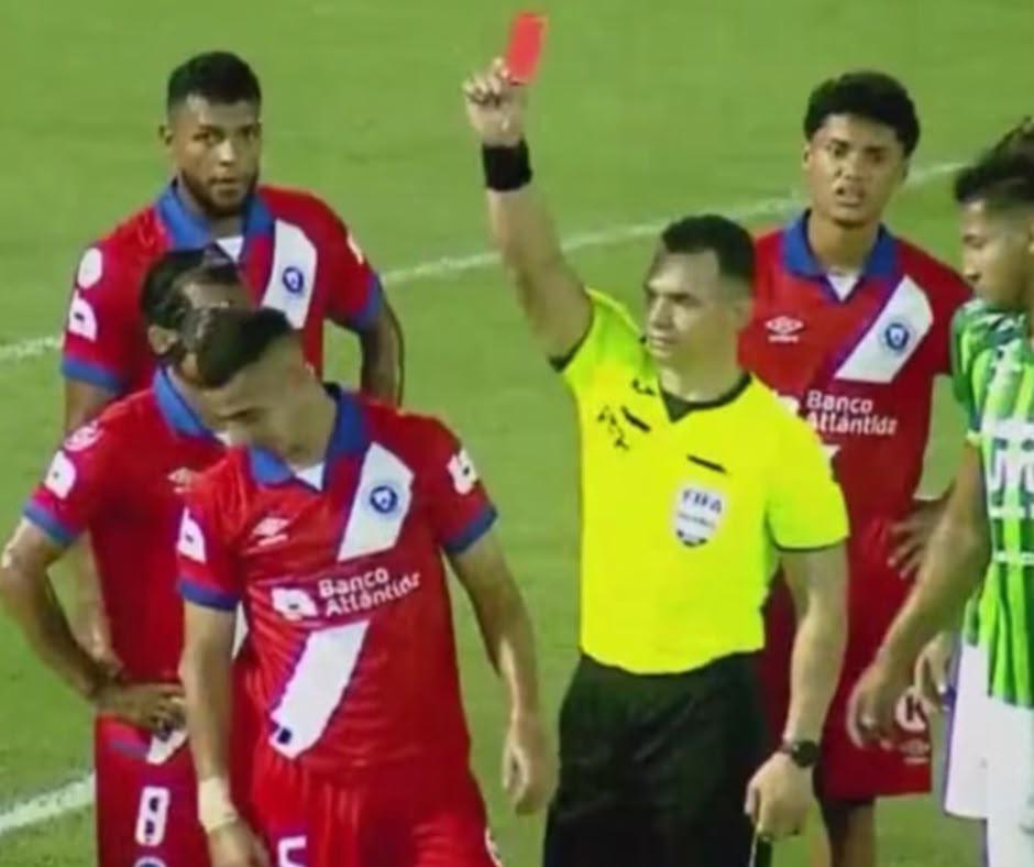 Novia de jugador captada, sorpresa con Wilmer Velásquez y villano de Olimpia ante Marathón