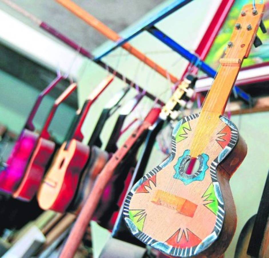 Julio Reyes es uno de los pioneros en la fabricación de guitarras en la capital