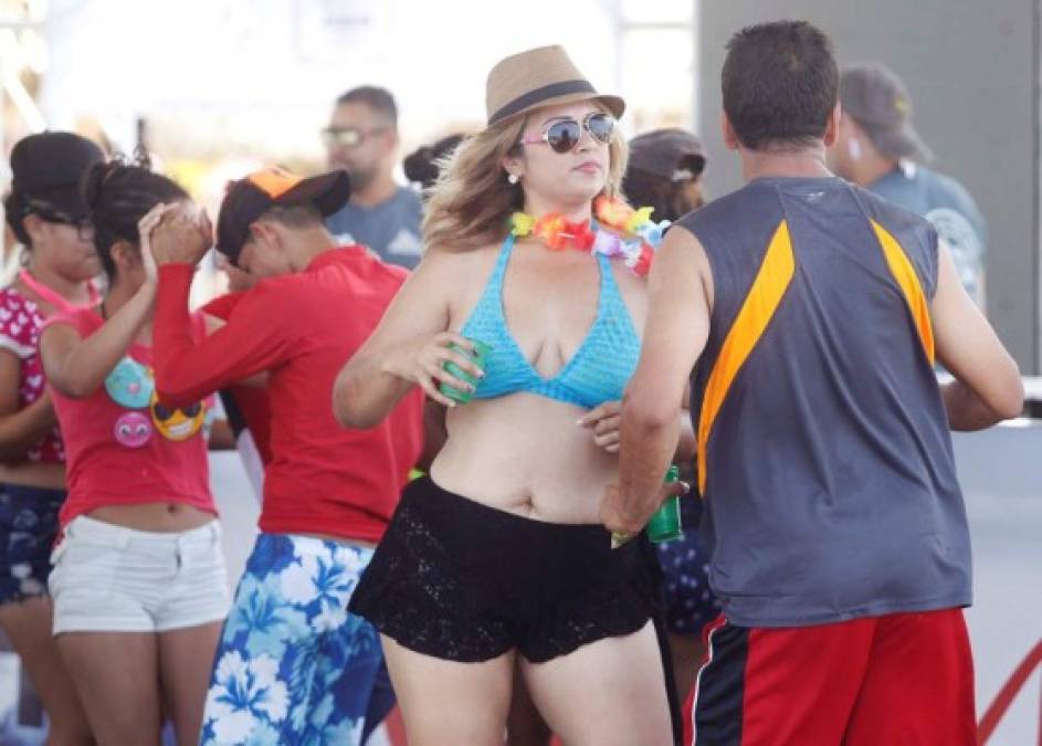 Hermosas y sensuales veraneantes ya invaden las playas de Honduras
