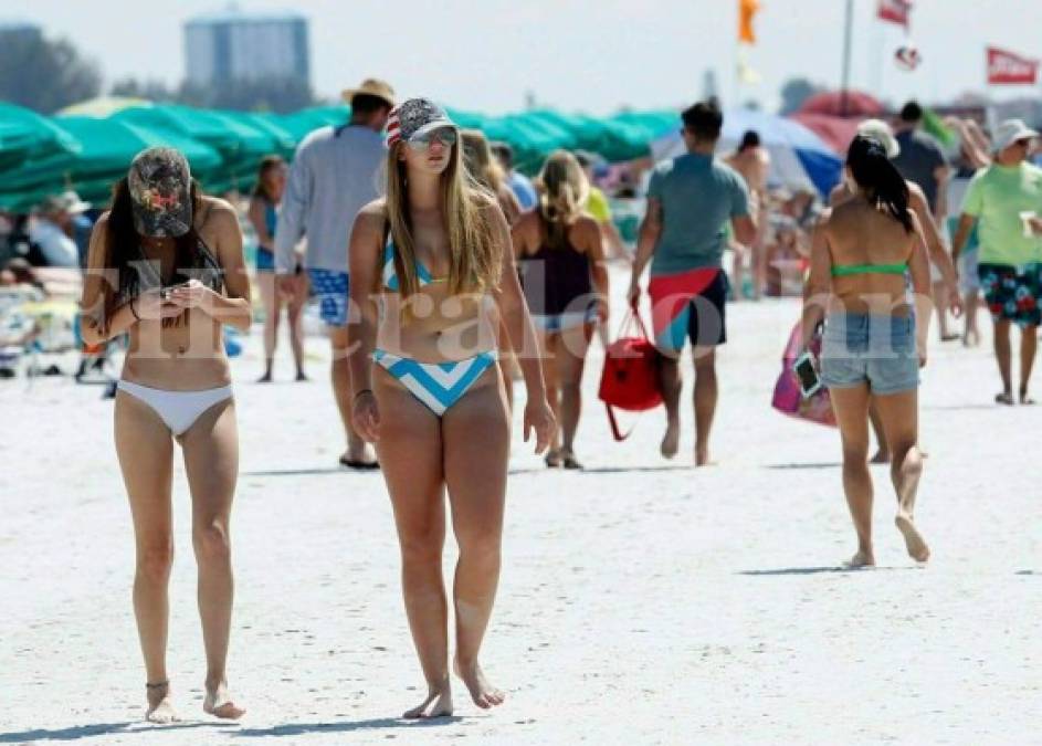 Hermosas mujeres adornan playas de Fort Myers, ciudad de preparación de Honduras ante EEUU