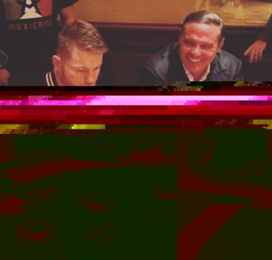 Sentados en la misma mesa, Luis Miguel sonríe mientras observa las cartas. Foto Instagram @mssauceda