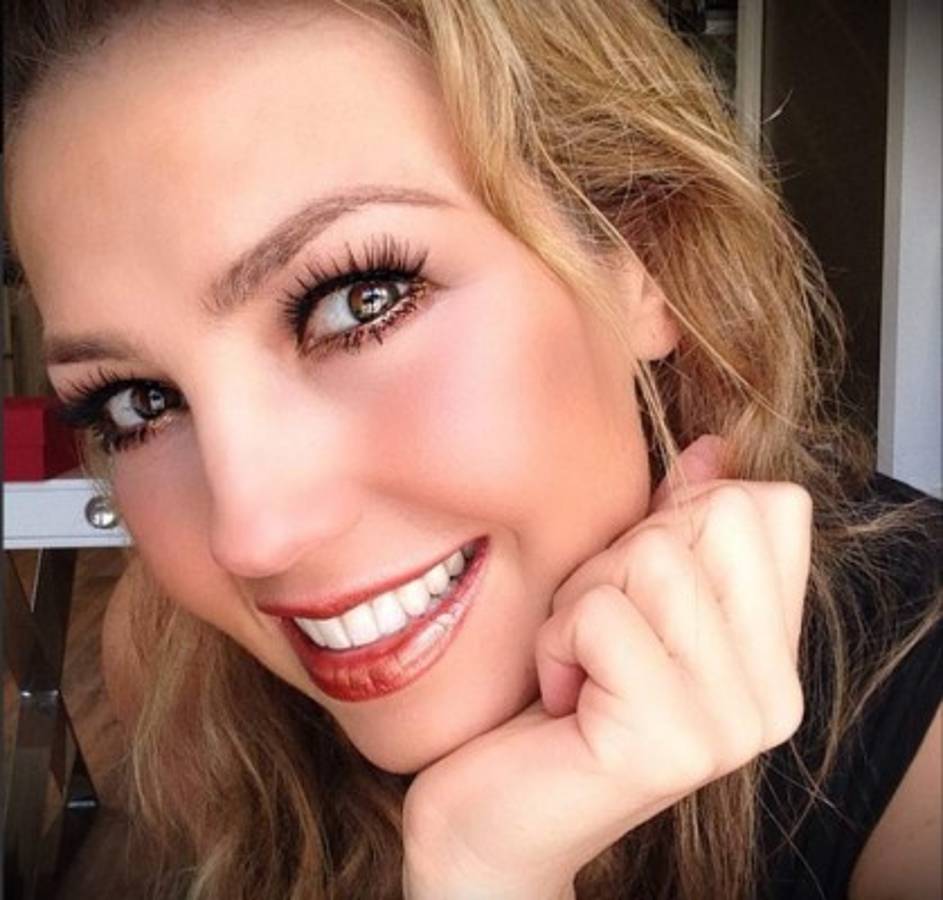 Thalía se realiza mamografía y muestra fotos del proceso