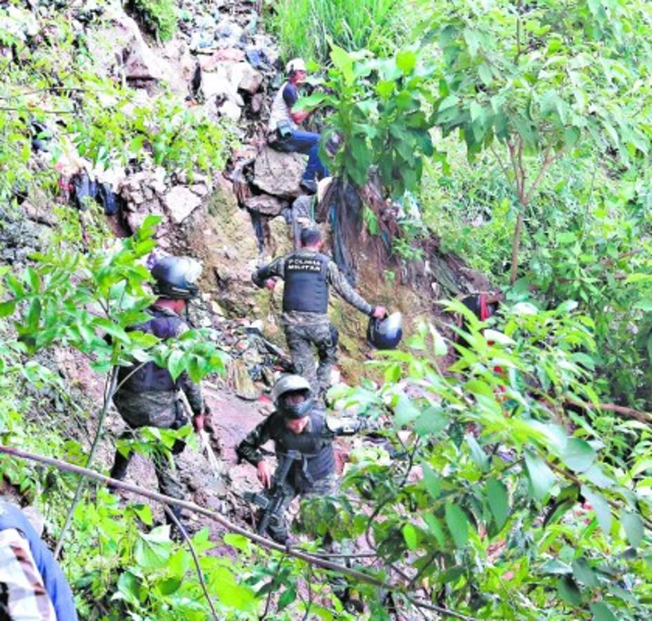Lanzan a un abismo el cadáver de un hombre