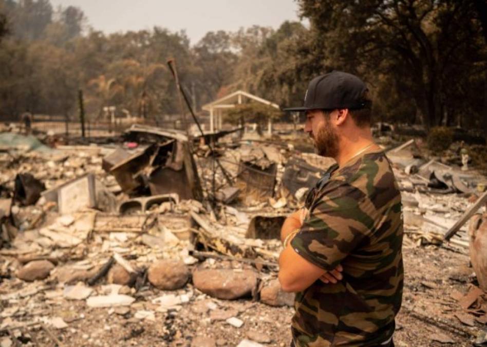 Desolación y llanto: las dramáticas fotos de los incendios en California  