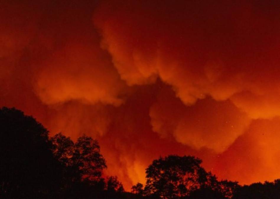 Personas atrapadas, evacuaciones y destrozos por incendios en California (FOTOS)  