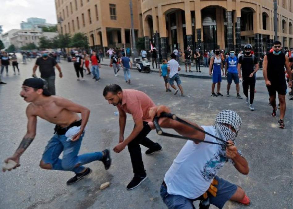 Explosión en Beirut desata violentas protestas y dimisiones de la clase política (FOTOS)  