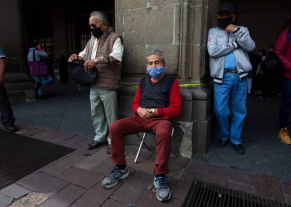 Conozca las teorías falsas detrás de los antimascarillas (FOTOS)  