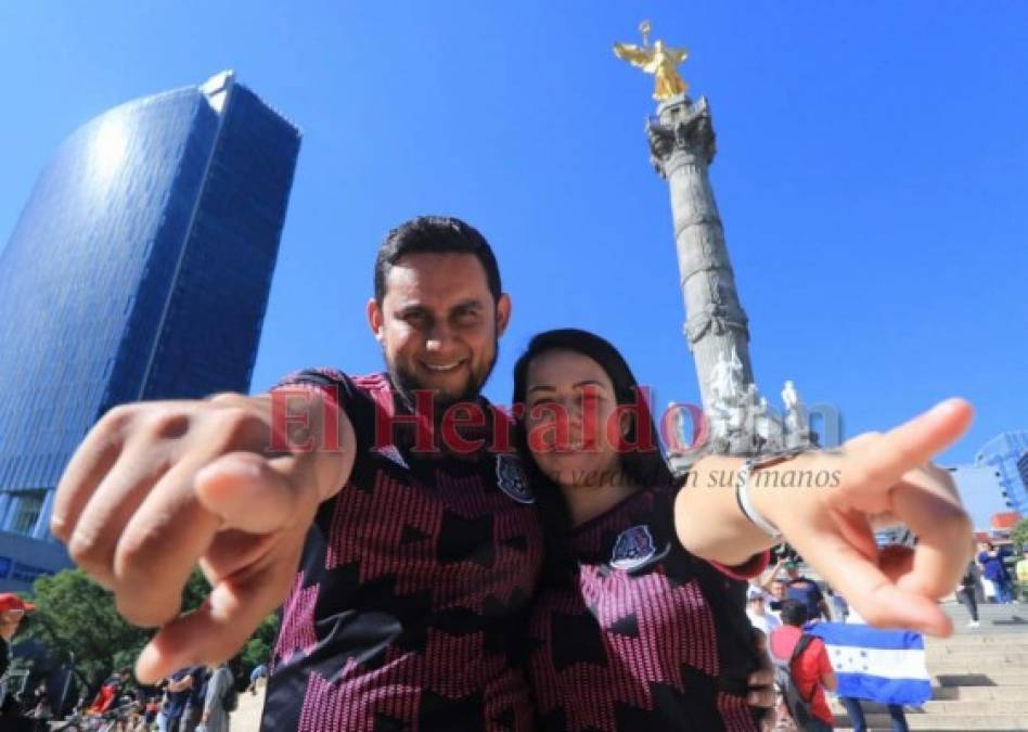 Bellas mujeres engalanan el estadio Azteca en el duelo de México-Honduras