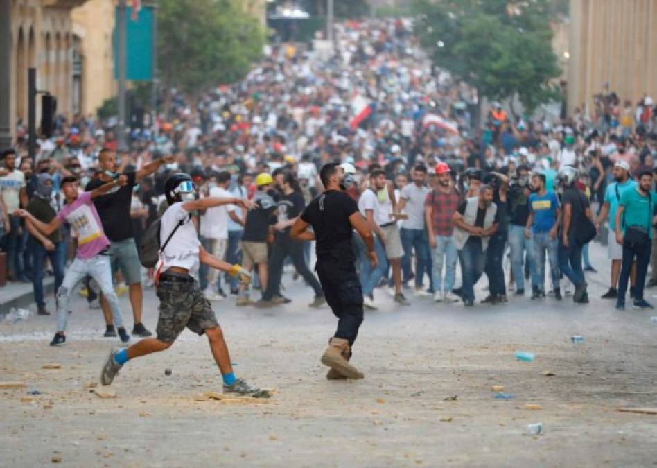 Explosión en Beirut desata violentas protestas y dimisiones de la clase política (FOTOS)  