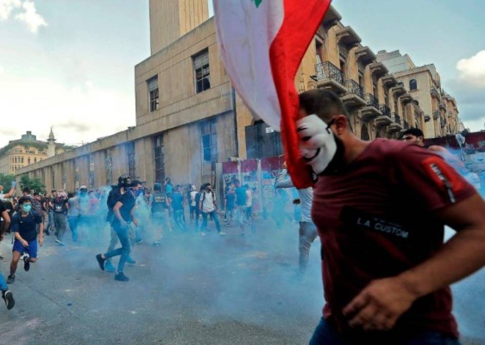 Explosión en Beirut desata violentas protestas y dimisiones de la clase política (FOTOS)  