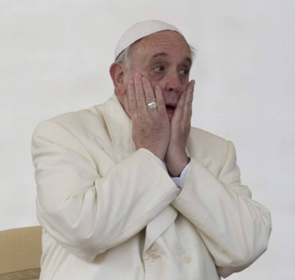 Foto del Papa dormido en misa, crea controversia en las redes