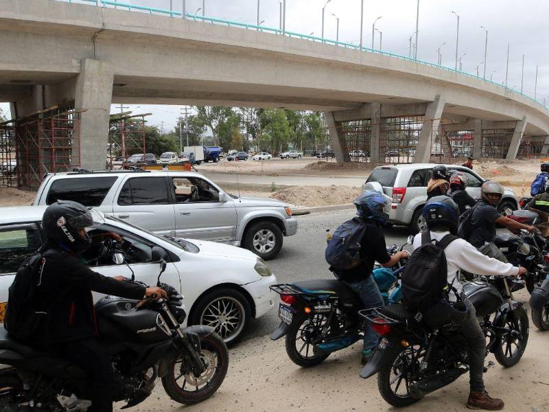 El puente sigue a la espera de ser habilitado, mientras el tráfico sigue en horas de la mañana y tarde.