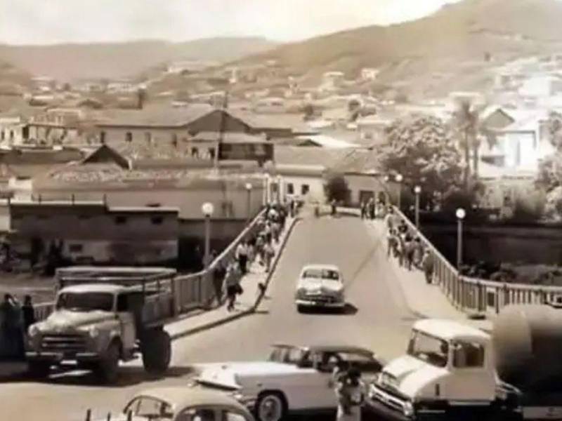 egucigalpa es, en pocas palabras, una capital atípica cuyo origen está escrito en vetas de plata y no en tinta notarial.