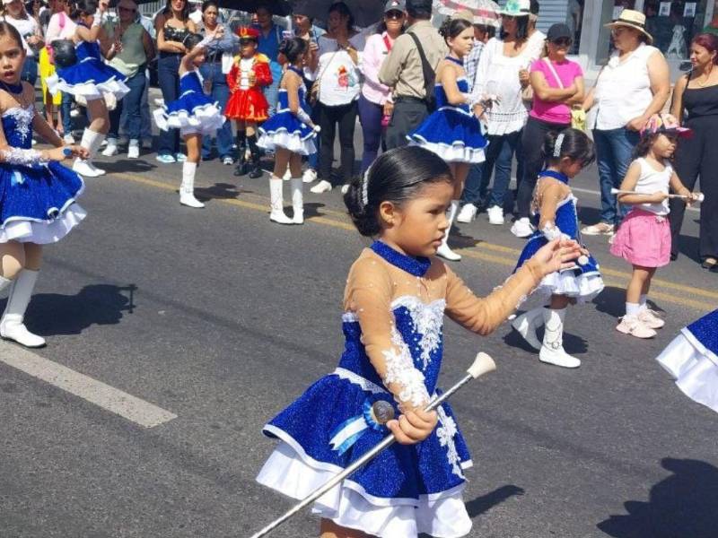 Música, color y fervor patrio marcaron los desfiles de este 13 de septiembre, con la participación de 271 centros educativos de Básica del Distrito Central.