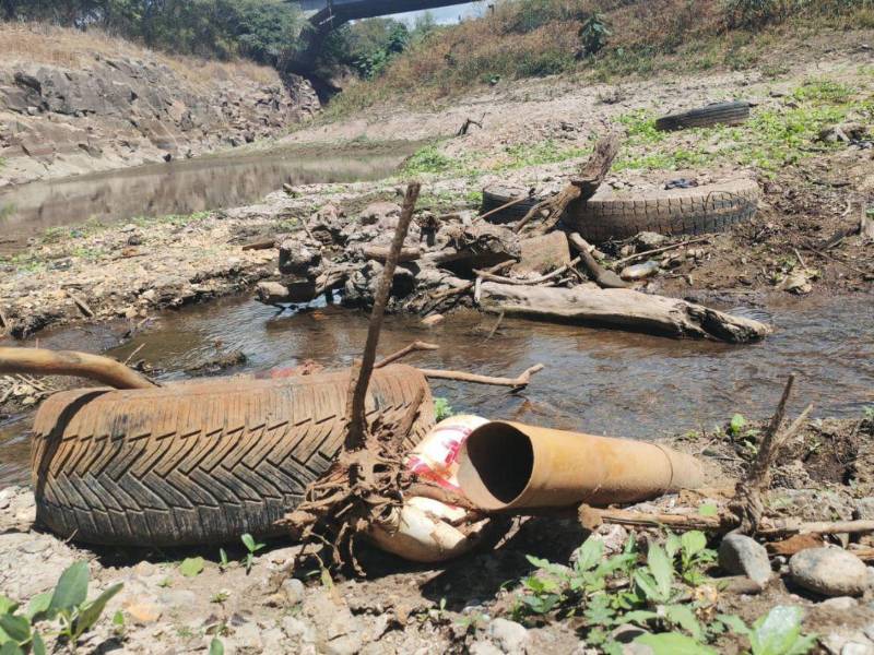 Un recorrido de EL HERALDO por el río Guacerique constató la presencia de llantas, tubos, madera y otros residuos mezclados con los sedimentos que avanzan hacia Los Laureles.