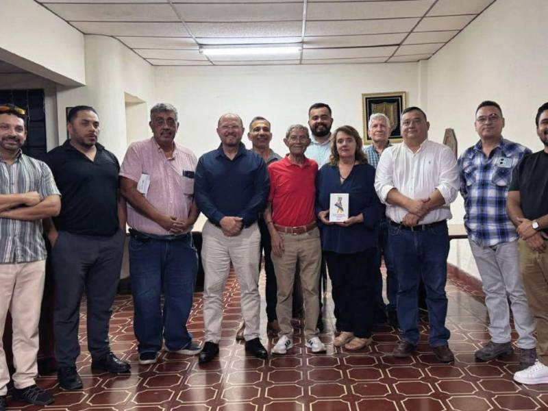 El Dr. Atanasio Herranz en la presentación de su libro «El lenca en Honduras y el lenca de El Salvador o Chilanga». En la Academia de la Lengua en El Salvador.
