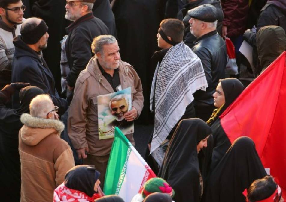 Con banderas de 'venganza severa' marea humana rinde homenaje a Qasem Soleimani   