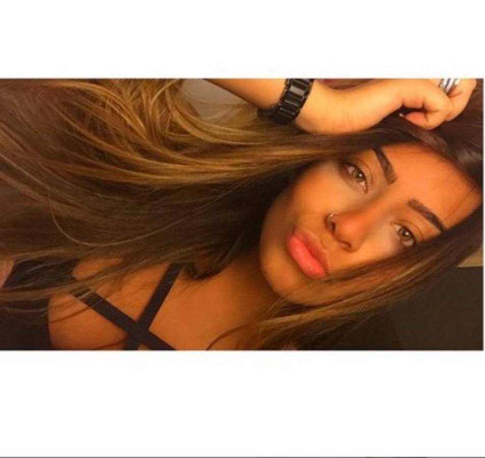 Hermana de Neymar causa furor por provocativo escote