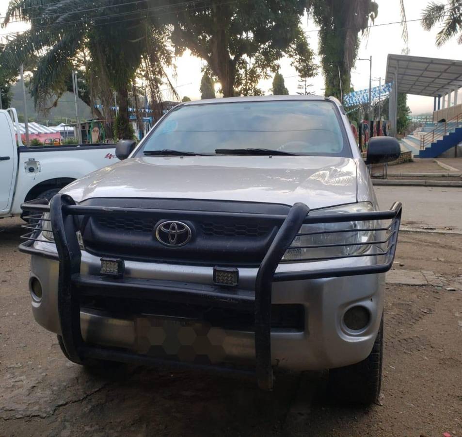 En una Toyota Hilux los sujetos presuntamente trasladaban a 15 migrantes de nacionalidad venezolana.
