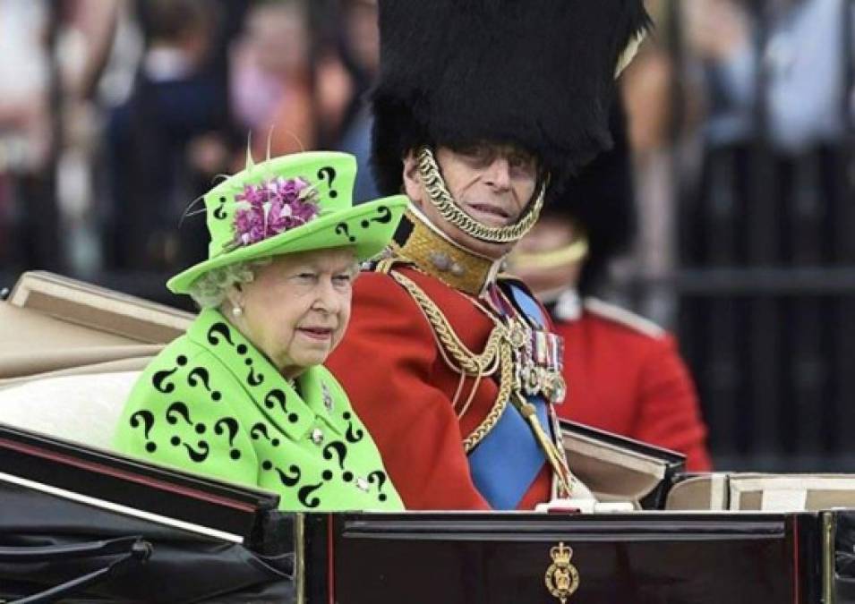 Se burlan de la Reina Elizabeth por su peculiar vestido verde