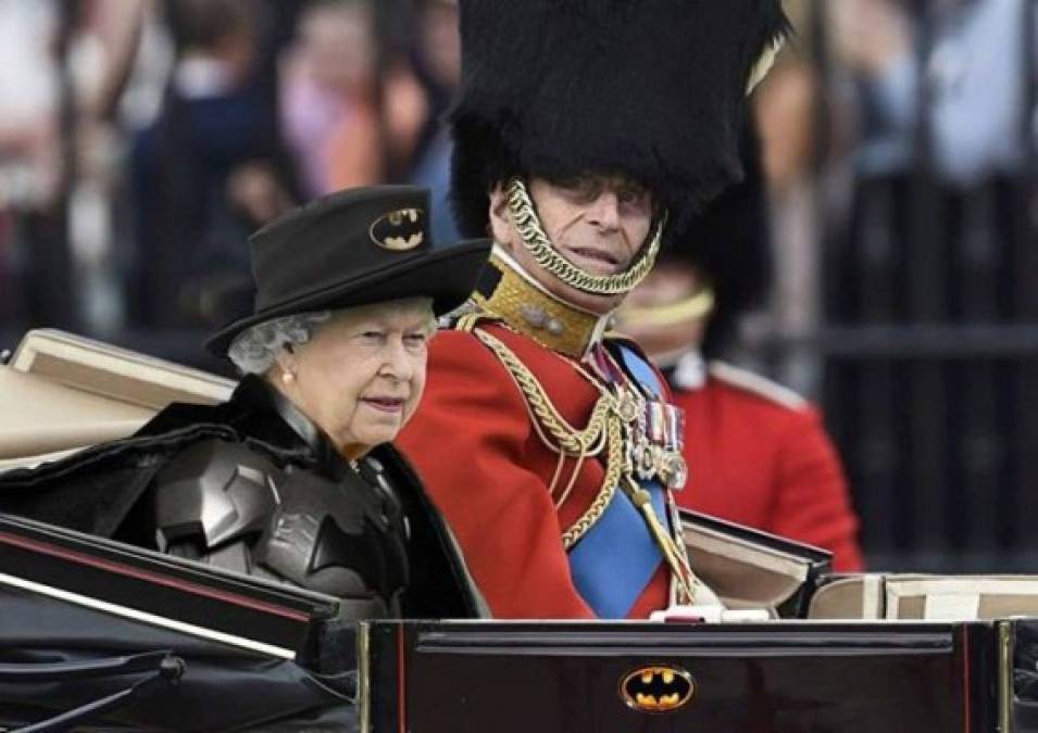 Se burlan de la Reina Elizabeth por su peculiar vestido verde