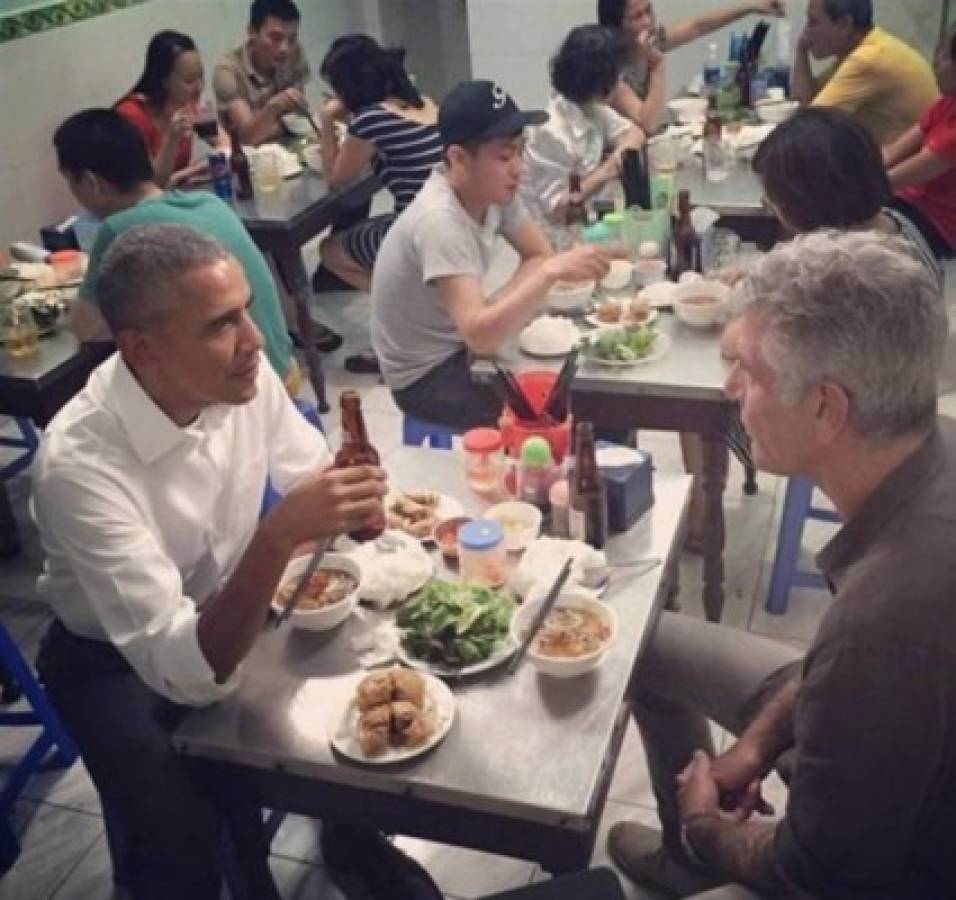 Obama cena por seis dólares con Anthony Bourdain en restaurante en Vietnam