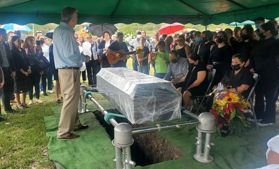 Sin poder verlo por última vez, familiares se despiden de Elvin Izaguirre