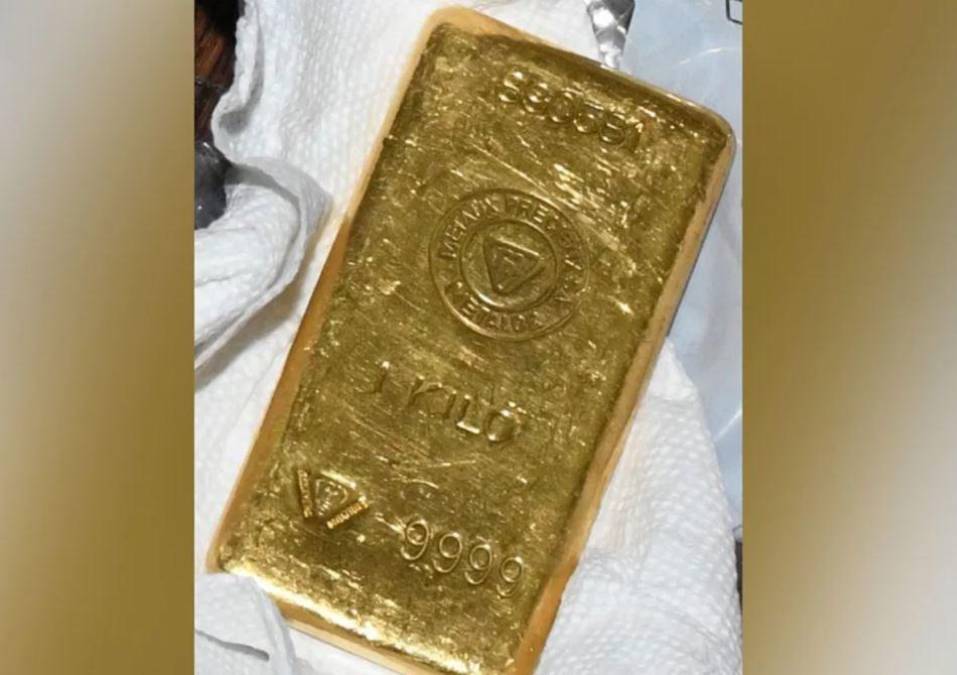 Más de medio millón, lingotes de oro y un lujoso Mercedes Benz: senador Menéndez es acusado de sobornos y fraude