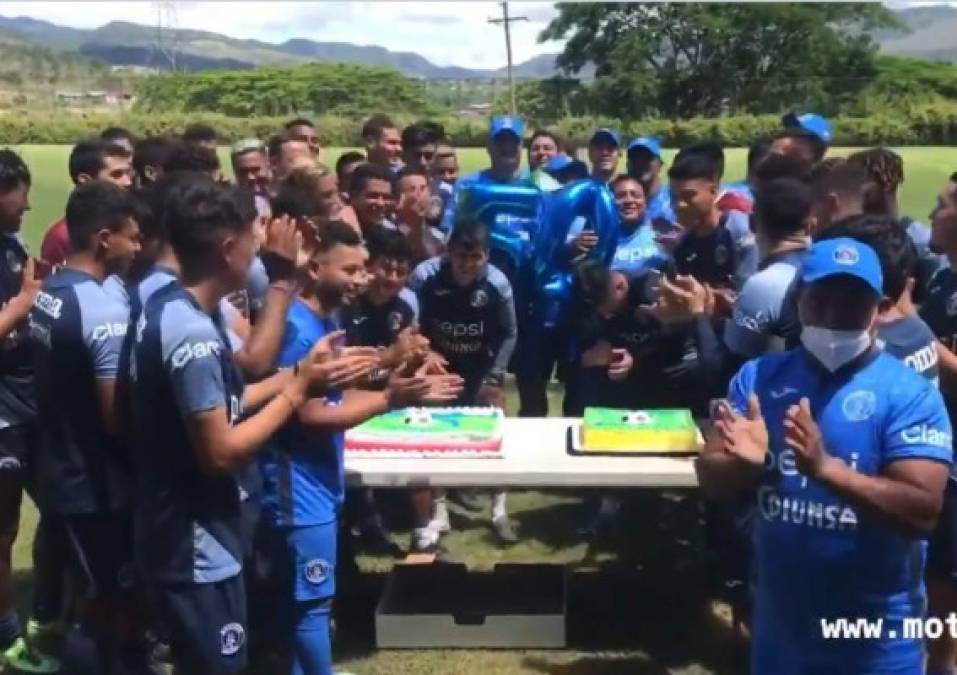 Jugadores y cuerpo técnico sorprenden a Diego Vazquez en su cumpleaños 50