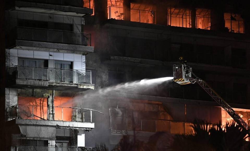 El infierno desatado en edificio de apartamentos en Valencia, España