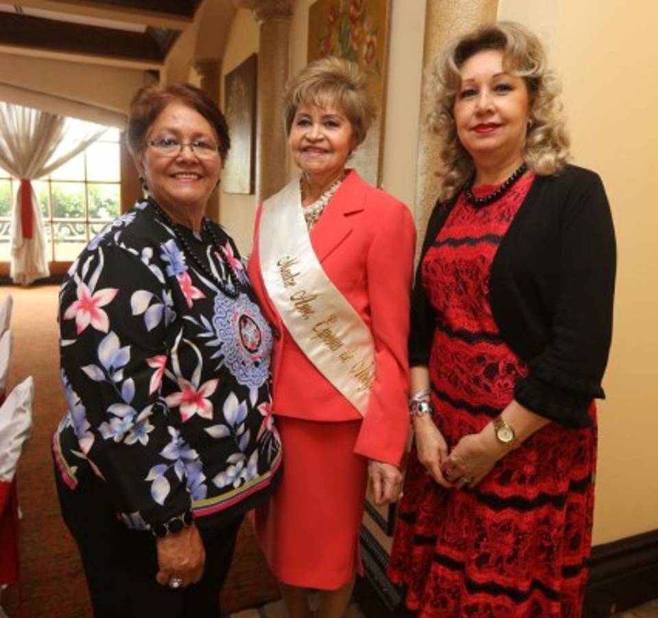 Celebración entre amigas para compartir la dicha de ser mamá.