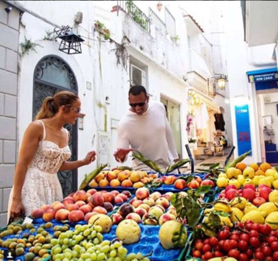 La pareja se va de compras en plenas vacaciones.