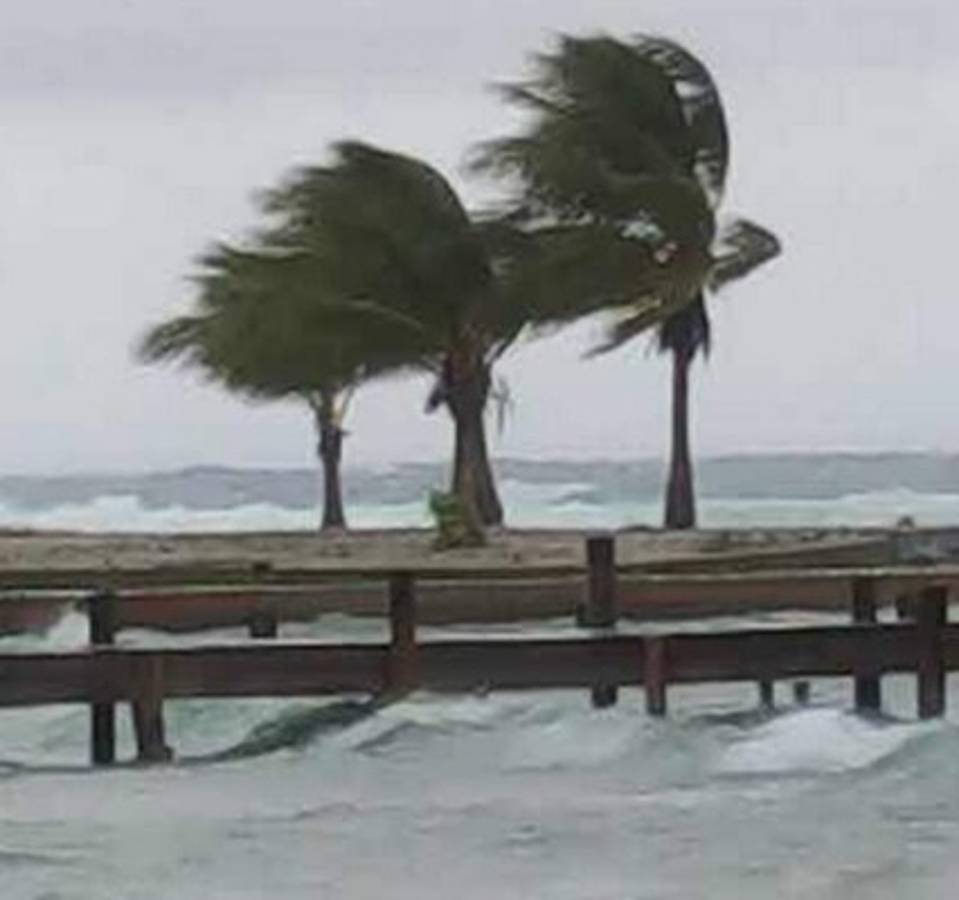 Cancelan alerta roja y amarilla tras paso de huracán Earl por Honduras