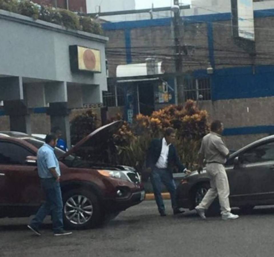 Momento en el que el seleccionador de Honduras Jorge Luis Pinto es auxiliado cuando su vehículo se quedó sin carga. (Foto: Redes)