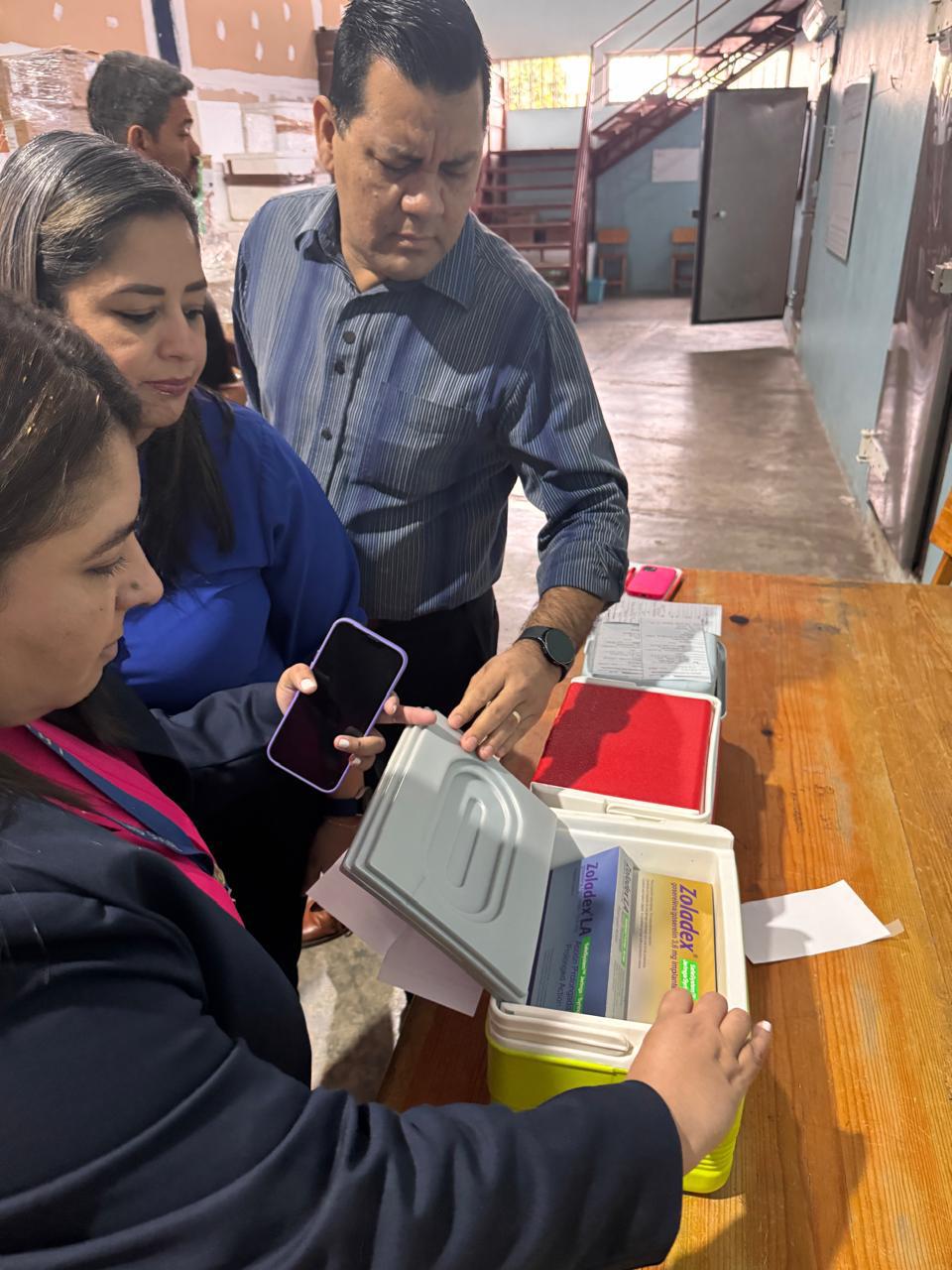 El director ejecutivo del IHSS, Víctor Martínez, visitó el almacén central de medicamentos e insumos.