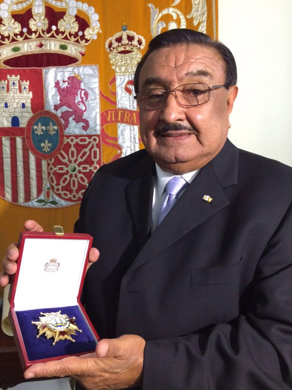 El 25 de enero de 2015, España condecoró a Nahúm Efraín Valladares con la Orden de Isabel la Católica, la distinción más alta que otorga el reino a un ciudadano.