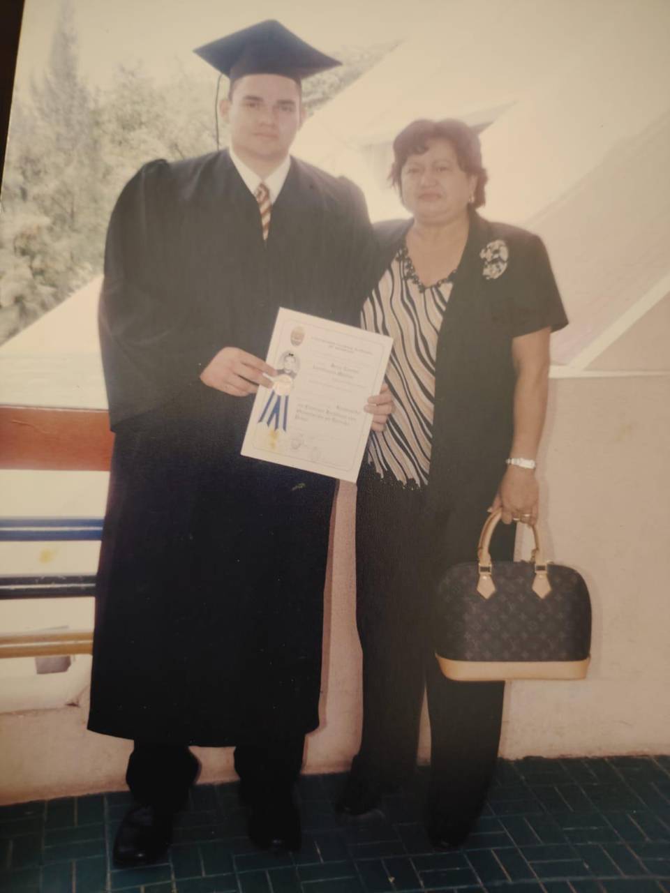 Tomás Zambrano se graduó de Derecho en la UNAH en el 2004. En la foto aparece junto a su madre, doña Maura Molina Galo.