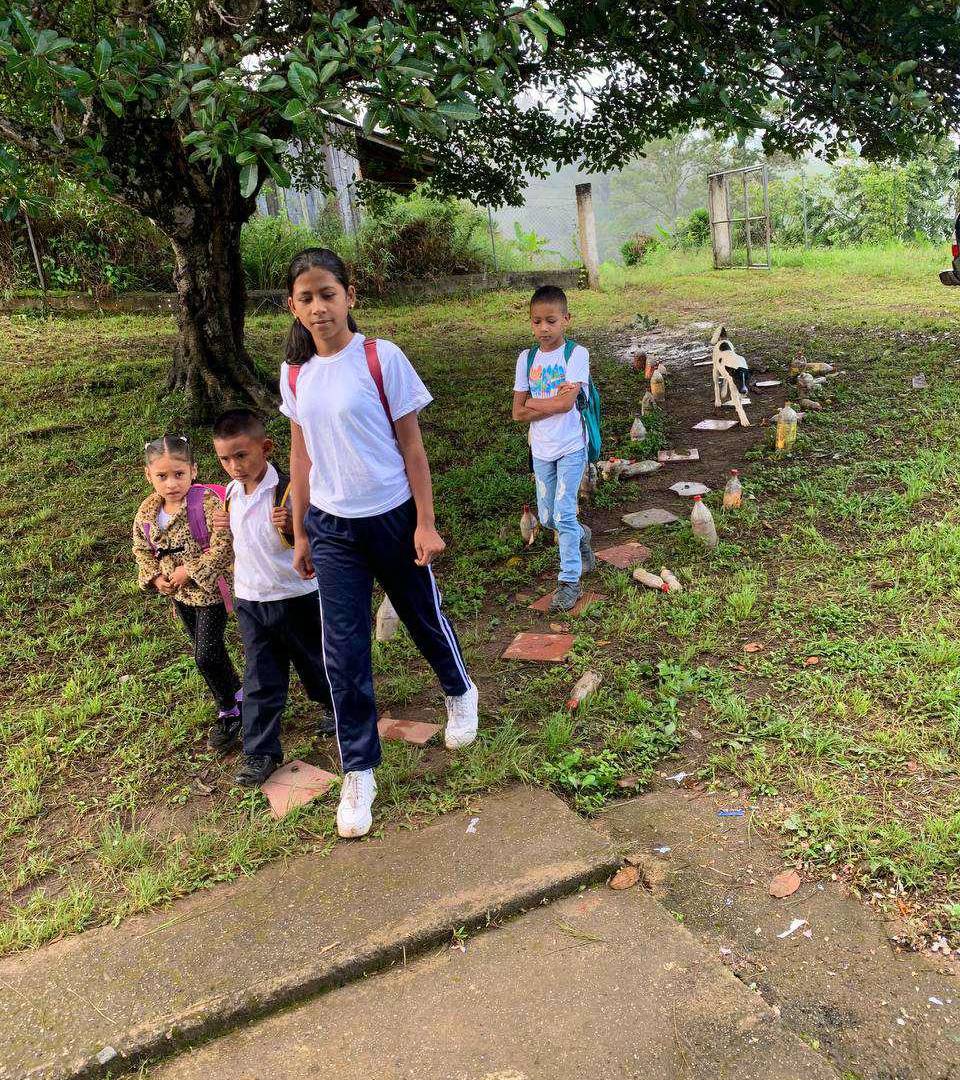 $!Los estudiantes caminan horas para poder llegar al centro educativo.