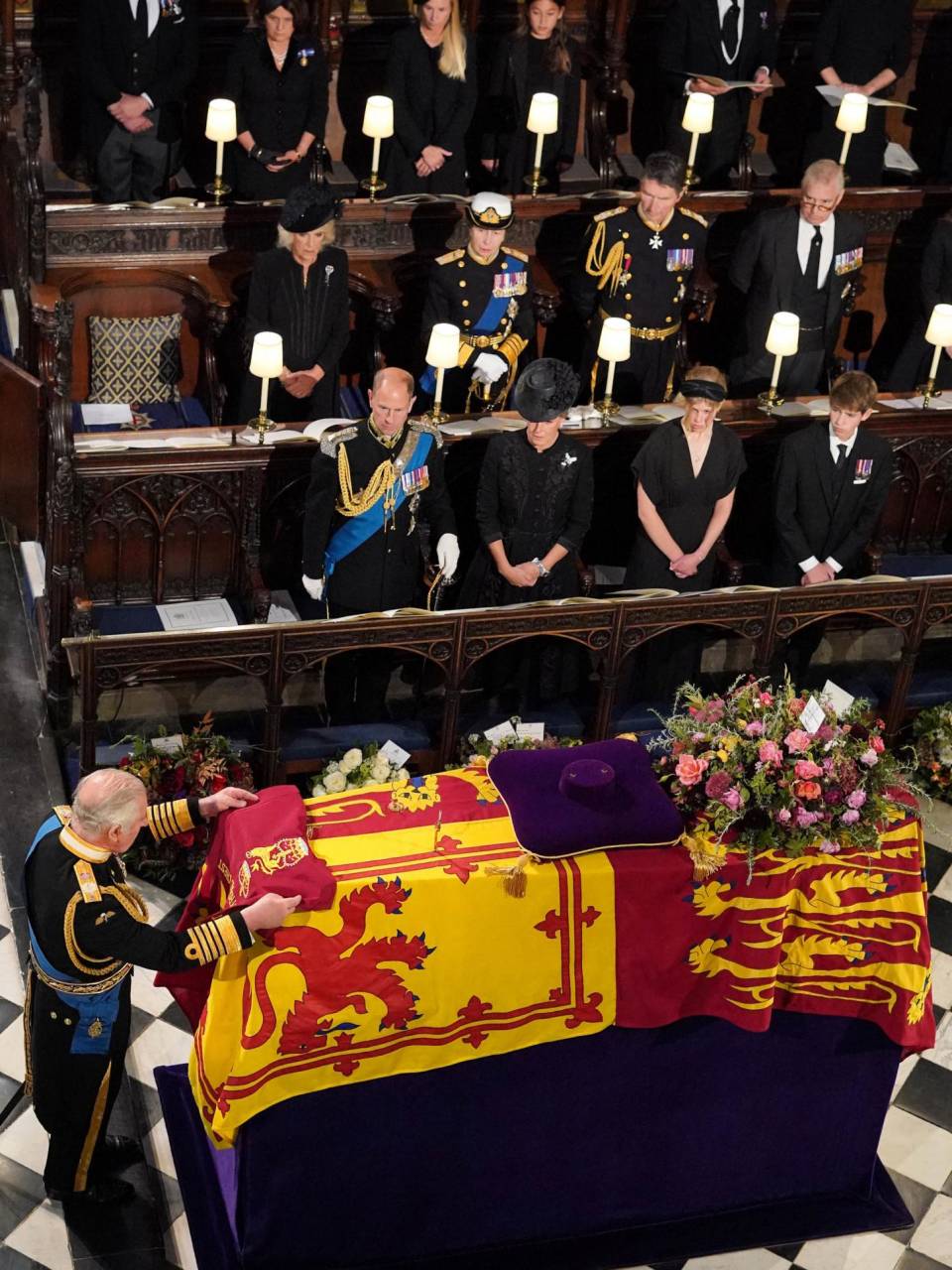 Antes de que el féretro bajara a la cripta, el rey Carlos III colocó una bandera. Ese momento simbolizó el fin del reinado de Isabel II.