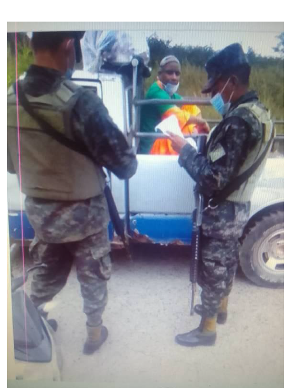 Elementos militares no daban crédito cómo un privado de libertad iba en un carro para botar basura luego de salir de la cárcel.