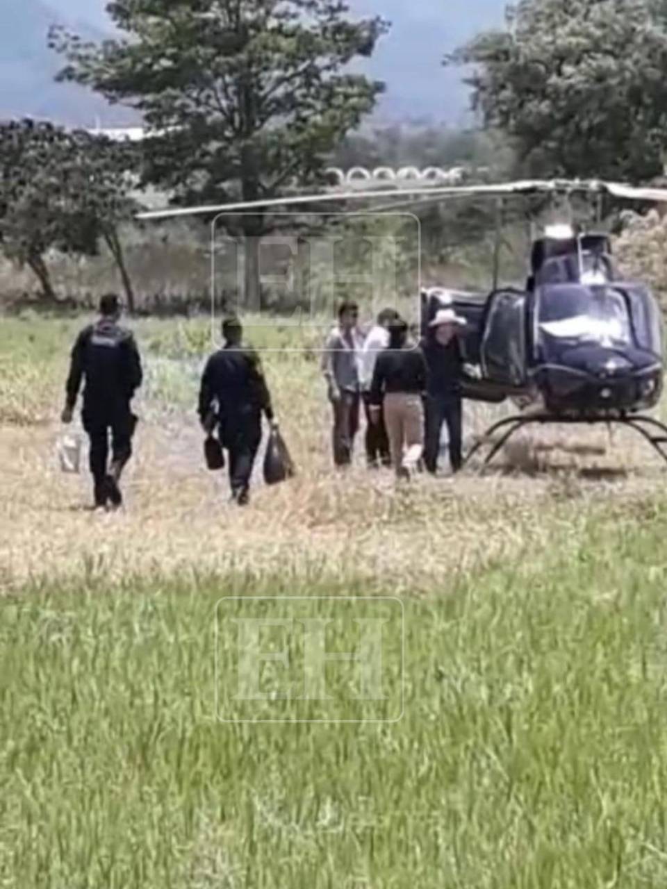 Fotografía obtenida por la ATIC muestra la llegada de María Tejada y Ramón Sabillón a una propiedad de Víctor Hugo Romero en Cucuyagua, Copán.